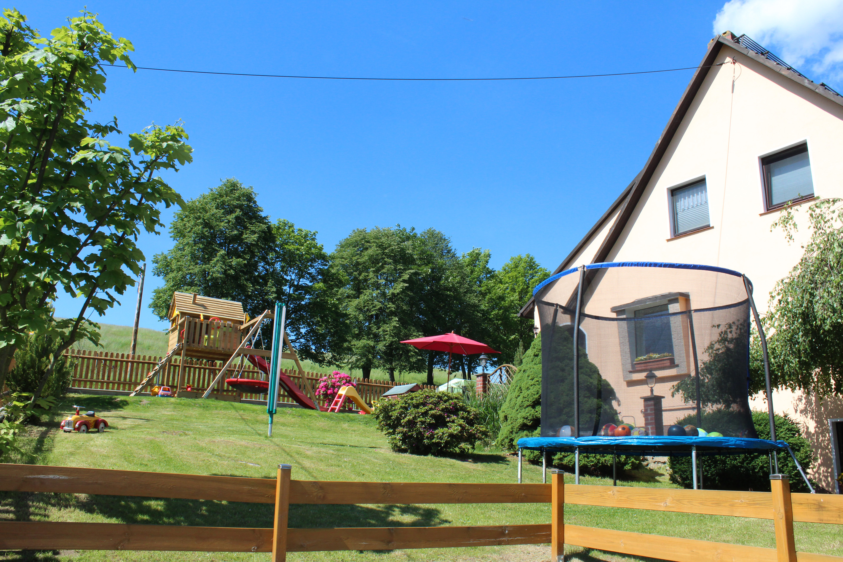 Garten mit Spielhaus und Trampolin